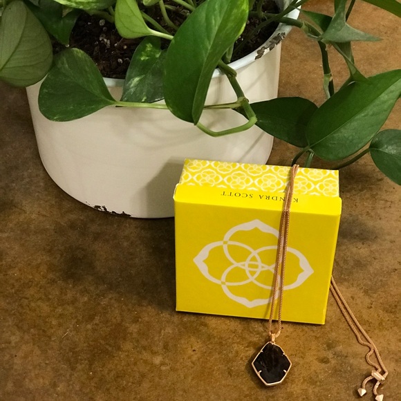 Kendra Scott Jewelry - Kendra Scott Sable Mica Pendant